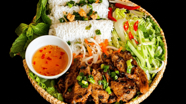 Grilled Pork with Fine Rice Vermicelli.